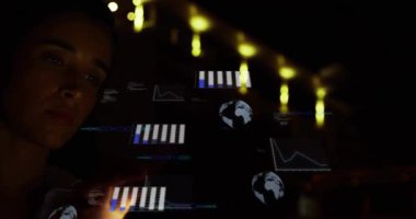 Teknoloji laboratuvarında el ele tutuşan bir kadın veri içgörülerini analiz ediyor. Fütüristik, yenilikçi, dijital, hassasiyet, analiz, iç içe, etkileşimli