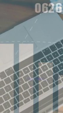 Grafik ve veri işleme animasyonları çeşitli meslektaşların ellerinde dizüstü bilgisayarlar kullanılarak yapılıyor. Bağlantı, veri, iş, işlem, dijital arayüz ve iletişim, dijital olarak oluşturulmuş video.