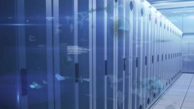 Sunucu raflarını çevreleyen titreşimli kod veri akışlarına dönüşerek ağ etkinliğini görselleştiriyor. Teknoloji, veri, siber güvenlik, dijital, altyapı, ağ, fütürist