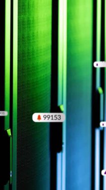 Veri sunucu raflarının üzerindeki sayı simgeleriyle bildirim canlandırması. Dijital bileşik, ağ güvenliği, veri merkezi, ağ oluşturma, teknoloji, ağ sunucusu, sosyal medya, mobil uygulamalar kavramı.