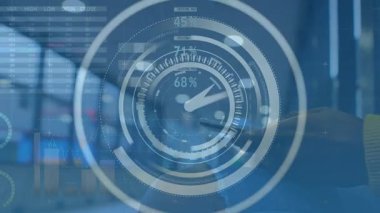 Farklı verilerin üzerinde hareket eden saatin animasyonu ve akıllı telefon kullanan Afrikalı Amerikalı kadın. iş, veri işleme, zaman ve teknoloji konsepti dijital olarak oluşturulmuş video.