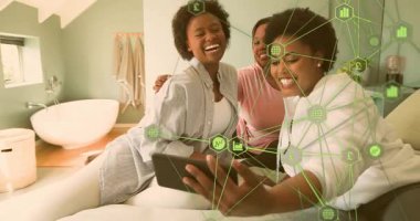 Üç arkadaş veri analizi için animasyon grafikleriyle birlikte finans uygulamasını çalıştırıyor. İşbirliği, bağlantı, modern, yaşam tarzı, dijital, gündelik, arkadaşlık