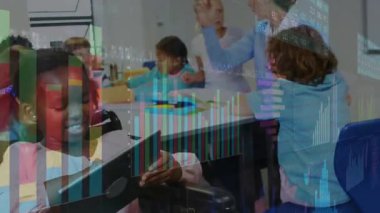 Tekerlekli sandalyedeki kız ders için tablet tıklatıyor, öğretmen öğrencilere not defteri yazıyor. Eğitim, sınıf, işbirliği, erişilebilirlik, teknoloji, öğrenme, takım çalışması