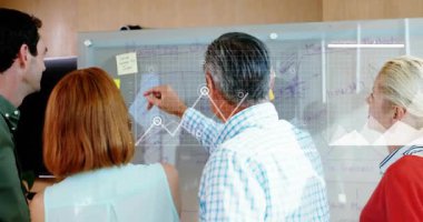 Kıdemli yönetici yeniden konumlandırma notu, veri tablolarının öngörüler için pazarlama kurulunu kaplaması. İşbirliği, takım çalışması, yenilik, veri görselleştirme, analitik, strateji, şirket