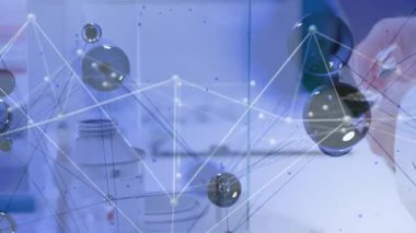 Bilimadamları matarayı aktif hale getirerek deney tüpüne aktarıyorlar. Laboratuvar, araştırma, teknoloji, bilimsel, yenilik, veri, analiz