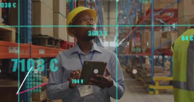 Depo çalışanı denetleme için dizüstü bilgisayar veri güncelleme şemasını girerken tableti tıklatıyor. Sanayi, lojistik, analitik, takım çalışması, teknoloji, verimlilik, veri odaklı