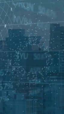 Dünya ve şehir haritasında finansal veri işleme animasyonu. Küresel finans, iş, bağlantılar, hesaplama ve veri işleme kavramı dijital olarak oluşturulmuş video.