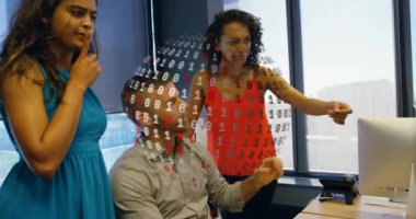 Teknoloji ofisindeki meslektaşlarıyla oturmuş ikili küreyi döndüren hareketler yapıyor. Teknoloji, işbirliği, yenilik, veri, dijital, beyin fırtınası, modern