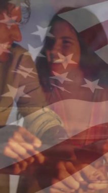 Bir grup arkadaş, Amerikan bayrağı animasyonunda havai fişeklerle kutlama yapıyor. Kutlama, havai fişekler, vatanseverlik, dostluk, bağımsızlık, neşe