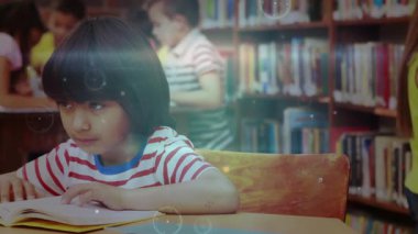 Çocuk kütüphanede sayfaları çevirirken HUD akranları ve rafları renklendiriyor. Çocuklar, eğitim, öğrenim, okur yazarlık, kütüphane, teknoloji, sınıf