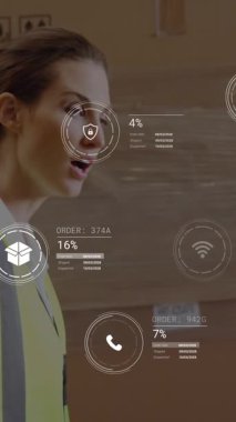 Çeşitli erkek ve kadın çalışanların depoda tartıştıkları veri işleme animasyonu. Gelecekteki tedarik zinciri ve lojistik ağ işi kavramı