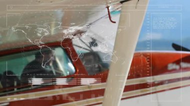 Kokpit görüntüsü, telemetri çubuklarında kaybolan dünya haritasını uçuş telemetrisi için veri yığını yaparken gösteriyor. Havacılık, kokpit, navigasyon, teknoloji, hava, mühendislik, veri görselleştirme