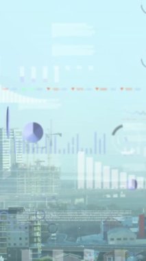 Çoklu grafiklerin animasyonu ve modern şehir manzarası üzerinde gökyüzüne karşı ticaret panosu. Dijital bileşik, çoklu pozlama, rapor, iş, büyüme, mimari ve borsa kavramı.