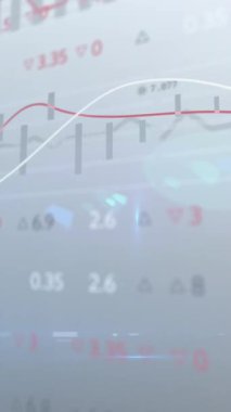 Gri arkaplan üzerinde finansal verilerin ve grafiklerin animasyonu. küresel iş, finans, ekonomi ve teknoloji konsepti dijital olarak oluşturulmuş video.