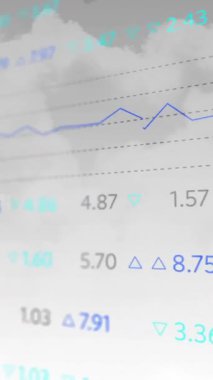 Bulutlu gri gökyüzünde grafik ve veri işleme animasyonu. Ağ, veri, dijital arayüz, bağlantı, iş ve iletişim, dijital olarak oluşturulmuş video.