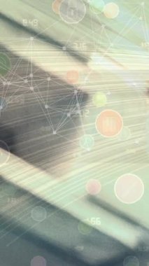 Bulanık arkaplan üzerindeki simgelerle bağlantı ağının canlandırılması. küresel iş ve dijital arayüz kavramı dijital olarak oluşturulmuş video.