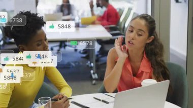 Koreli sunucu, animasyon sektörü ölçümlerini başlatan dizüstü bilgisayarla meslektaşına yardım ediyor. İşbirliği, takım çalışması, modernlik, dijital iletişim, analitik, profesyonel, sosyal medya pazarlama