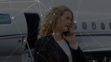Havaalanında akıllı telefon kullanan iş kadınlarının bağlantı ağının animasyonu. küresel iş, dijital arayüz ve teknoloji konsepti dijital olarak oluşturulmuş video.