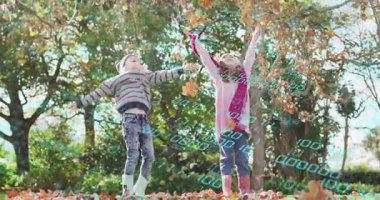Kardeşler sonbahar yaprağına başlıyorlar yığında durduktan sonra fırlatıyorlar eğlence için yanlama ikili kod oluşturuyorlar. Çocuklar, açık hava, eğlenceli doğa, sonbahar, dijital, teknoloji
