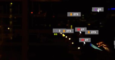 Geceleri parlayan tableti elinde tutan, simgeleri başlatan ve pazarlama ölçümlerini izleyen bir kadın. Teknoloji, markalaşma, dijital, yenilik, kentsel, modern, analitik