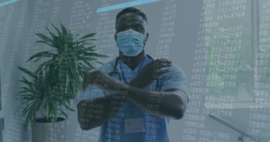 Doktor klinik koridoruna giriyor, kollarını kavuşturuyor ve verileri analiz ediyor. Sağlık, tıbbi, klinik, teknoloji, teşhis, profesyonellik, dijital