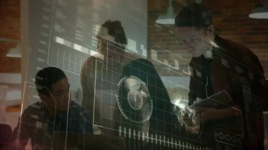 Ekip dizüstü bilgisayarda toplanıyor, iş verileri örtüşüyor, üye dünya haritasını yazıyor ve analiz ediyor. İşbirliği, teknoloji, yenilik, veri görselleştirme, takım çalışması, dijital gelecek, modern çalışma alanı