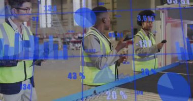 Taşıyıcı barkodları tarayan üç depo çalışanı, artan performans gösteren sürücü çizelgeleri. Üretim, takım çalışması, lojistik, verimlilik, sanayi, veri analizleri, süreç optimizasyonu