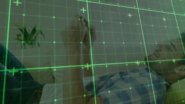 Adam kanepeye uzanmış akıllı telefon teknolojisi demosunu açıyor yeşil şebeke animasyonunu kaydırıyor. Günlük, rahatlama, dijital, modern, iç mekan, konfor, bağlantı