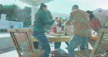 Yiyecek ve içecek adam teras masasında şarap tostu yapıyor arkadaşları kutlama yemeği için kadeh kaldırıyor. Kutlama, sosyalleşme, açık hava, kırsal, yoldaşlık, neşe, toplanma