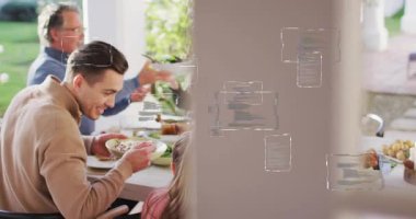 Yeşil hırkalı kadın aile yemeğine beyaz salata kasesi getiriyor. Aile, açık hava, yemek, birliktelik, kutlama, eğlence, neşe