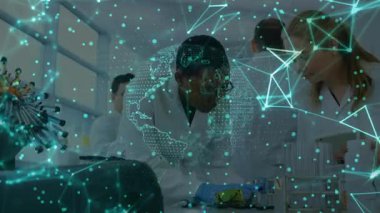 Önde gelen bilimadamı, laboratuvar kürsüsünde, meslektaşları verileri analiz ederken holografik küreyi çalıştırıyor. Araştırma, yenilik, teknoloji, işbirliği, görselleştirme, veri, bilim