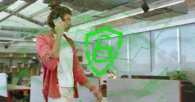 İşçi ofise girerken kulaklıktan arama yaparak canlandırma simgeleriyle telefon ekranını gösterir. İşbirliği, takım çalışması, iletişim, modern, kurumsal, yenilik, profesyonel