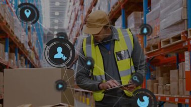 Depo çalışanı koridorda yürüyor, tableti tıkırdatıyor, ikonları arıyor, kutuyu onaylıyor ve hisse senedi verilerini yakalıyor. Sanayi, lojistik, otomasyon, envanter, teknoloji, verimlilik, yönetim