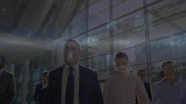 Şirket ekibi lobide yüzen veri halkalarını etkinleştiriyor ve çevrelerinde kod yayınlıyor. İş, yenilik, teknoloji, işbirliği, fütüristik, profesyonellik, ağ