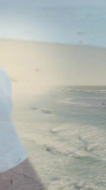 Deniz kenarındaki mutlu yaşlı adamın portresinin üzerinde parlayan ışığın animasyonu. emeklilik ve yaşlı yaşam konsepti dijital olarak oluşturulmuş video.