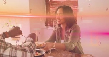 Bir kadın yemeği paylaşmak için erkeklere tabak getirirken, animasyon yemek servisini yükseltiyor. Yemek, çift, sıcaklık, samimiyet, evcimen, samimi, kutlama