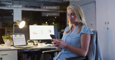 Olgun kadın akıllı telefonu kaldırıyor ve güncellemeler için kaydırıyor, ofiste sosyal uyarılar gösteriyor. Teknoloji, iletişim, üretkenlik, çağdaş, işyeri, katılım, mali