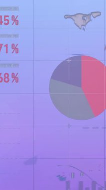 Mavi arkaplanda veri işleme animasyonu. Küresel iş, bilgisayar ve dijital arayüz kavramı dijital olarak oluşturulmuş video.