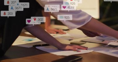 Pazarlama ekibi çizelgeleri inceliyor bildirim simgelerini etkinleştiriyor ve müdahale ölçümlerini vurguluyor. İş, işbirliği, veri, analiz, dijital, yenilik, strateji