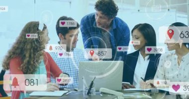 Pazarlama ekibi yüzen veri baloncuklarını analiz ediyor. Merkezi laptopun üstündeki gerçek zamanlı ölçümleri güncelliyor. İşbirliği, analitik, takım çalışması, strateji, veri görselleştirme, ofis, modern