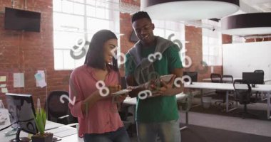 İş arkadaşı, hamur tatma işini, iş görüşü için veri bulutu yaratmak amacıyla ofiste tablet çalmak olarak görüyor. İşbirliği, teknoloji, yenilik, takım çalışması, analitik, modern, profesyonel