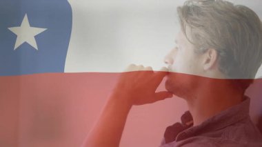 Duvara bakan, bayrakla örtülü, yansıtıcı eğitim için el sallayan bir adam. Vatanseverlik, tefekkür, sembolizm, milliyetçilik, içgözlem, minimalizm, tarafsızlık