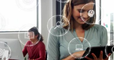 Tablet ekranını tıklatan ve iş analitik simgelerini etkinleştiren bir kadın ofis çalışanının etrafında dolanıyor. Teknoloji, işbirliği, yenilik, dijital, çalışma alanı, üretkenlik, modern