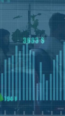 Ofiste çalışan çeşitli iş adamları üzerinde finansal veri işleme animasyonu. Küresel iş, finans ve dijital arayüz kavramı dijital olarak oluşturulmuş video.