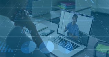 Ofis masasında iş arkadaşının el kol hareketlerini gösteren bir dizüstü bilgisayar, akıllı telefon, erzak. Şirket, işbirliği, modern, çalışma alanı, teknoloji, iletişim, üretkenlik