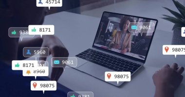 Ofis masasındaki bilgisayarlarda bitki ve dijital simgelerle birlikte çalışan iş arkadaşları. İşbirliği, takım çalışması, dijital, modern, profesyonel, iletişim, üretkenlik