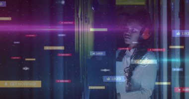 Spor ceket giyen ve sunucuların arasına kırmızı kulaklık takan bilişim uzmanına bakmak, bilgilendirme kaplamaları, kopyalama alanı. Teknoloji, yenilik, siber güvenlik, dijital, iletişim, gelecekçi, profesyonel