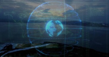 Alacakaranlıkta karanlık okyanusun üzerinde yüzen holografik küre, noktalı halkalar ve dünya haritası şebekeleriyle birlikte. Futuristik, teknoloji, dijital, arayüz, denizcilik, navigasyon, veri görselleştirmesi