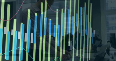 Dizüstü bilgisayardaki verileri inceleyen üç iş adamı, ofiste cam duvar grafiği tabletleri var. Kurumsal, analitik, modern, veri görselleştirme, işbirliği, iş, teknoloji