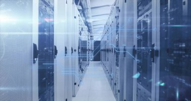 Veri merkezi koridorunu sunucu rafları, şebeke anahtarları, kablo tepsileri, yanıp sönen LED 'lerle aydınlatıyor. Teknoloji, altyapı, siber güvenlik, dijital, ağ, endüstriyel, modern